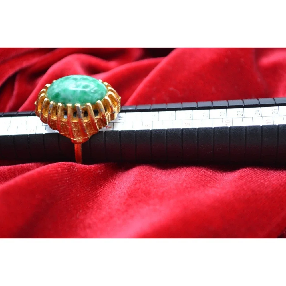 Gorgeous green stone gold tone ring costume jewelry fits size 6‎